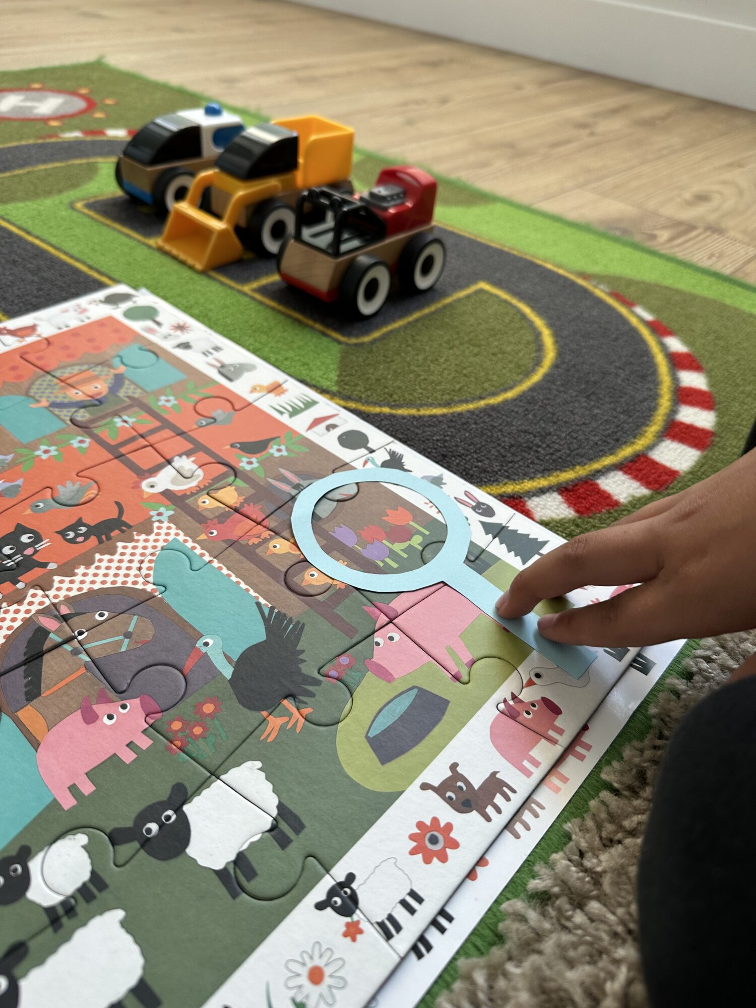 Criança a brincar com um puzzle no tapete