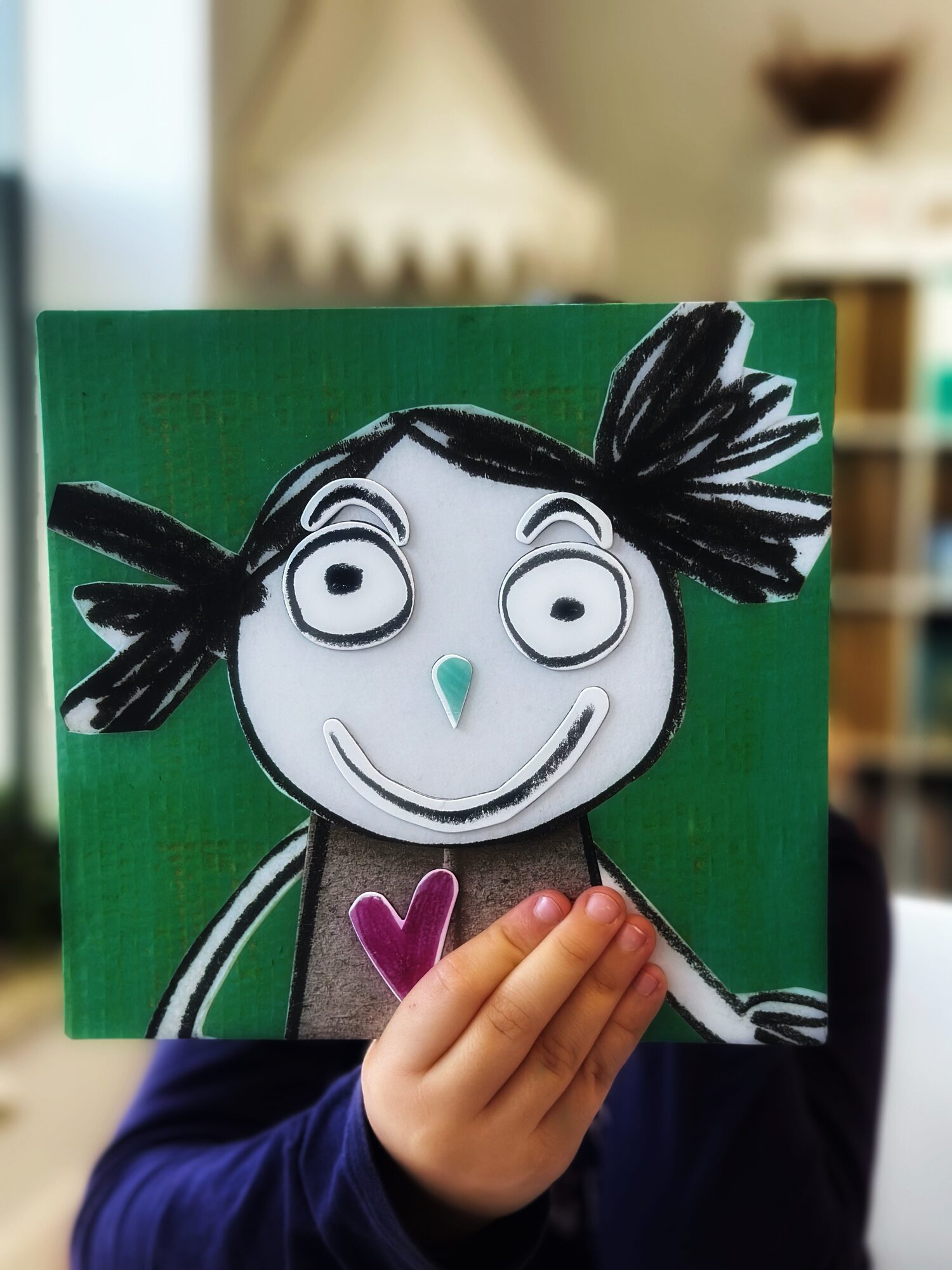 Criança com boneca junto a um quadro
