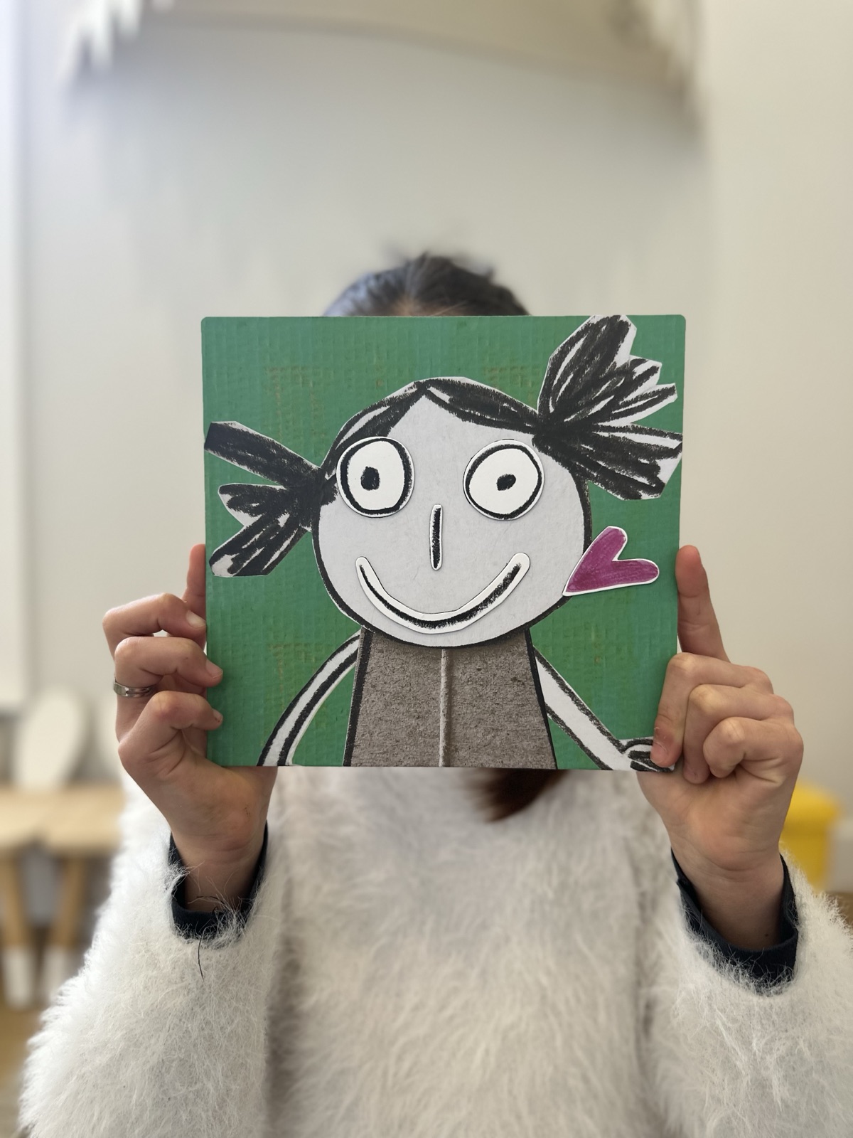 Desenho de uma menina exposto na parede