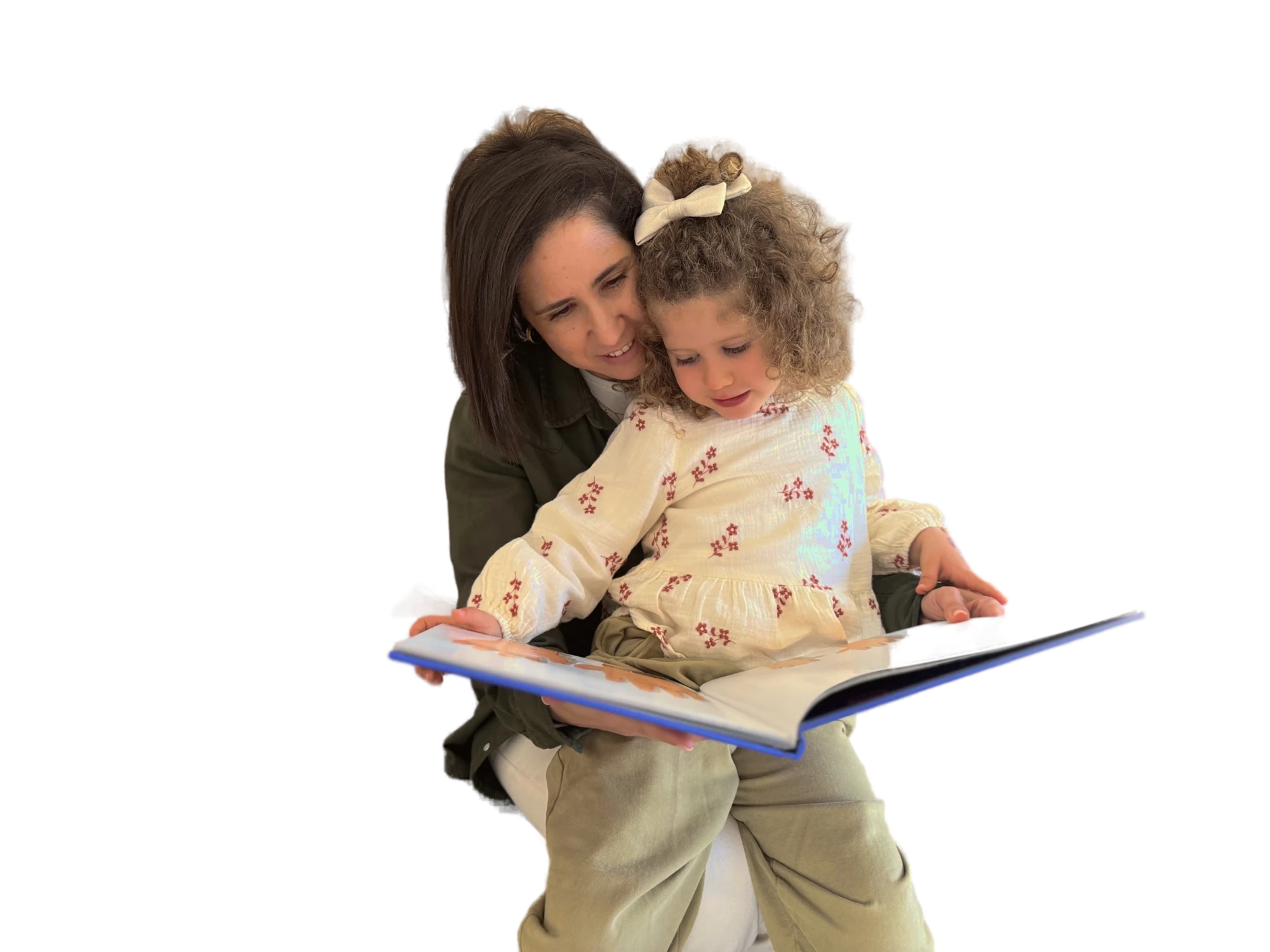 Mãe e filha a ler um livro no Desenvolver+