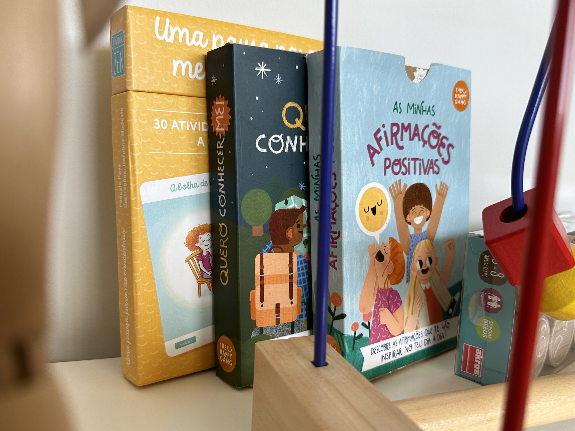 Estante com livros infantis e afirmações positivas