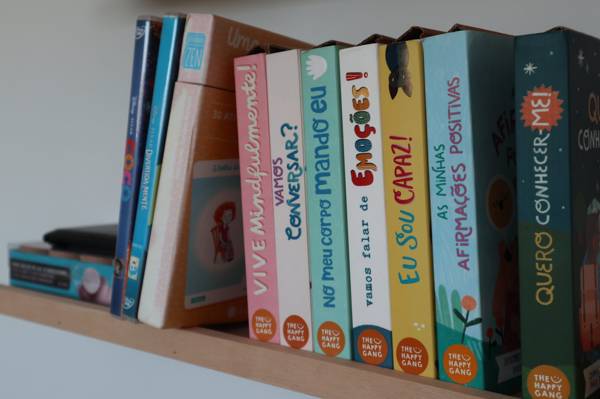 Prateleira com livros para conversar com as crianças sobre emoções
